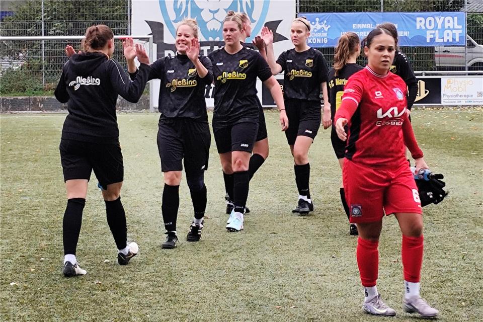 FC Marbeck übernimmt Führungsarbeit Abgekämpft, aber glücklich klatschen sich die Spielerinnen des neuen Bezirksliga-Tabellenführers FC Marbeck nach dem 4:1-Erfolg bei Westfalia Dortmund ab.