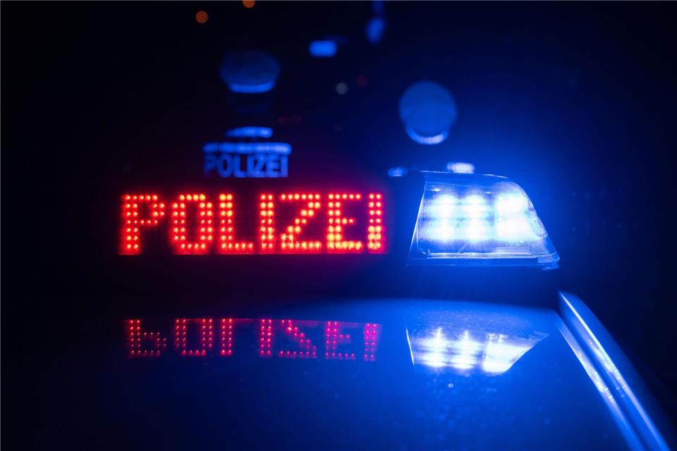 Junger Mann stirbt nach Unfall beim Überholen Als er überholte, kam dem 21-Jährigen ein Auto entgegen. (Symbolbild)Marijan Murat/dpa