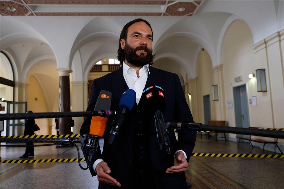 Zeuge zu Entführung der Block-Kinder: „Wir waren schockiert“ Blocks Verteidiger Ingo Bott gibt am Rande des Prozesses ein Statement ab.Georg Wendt/dpa