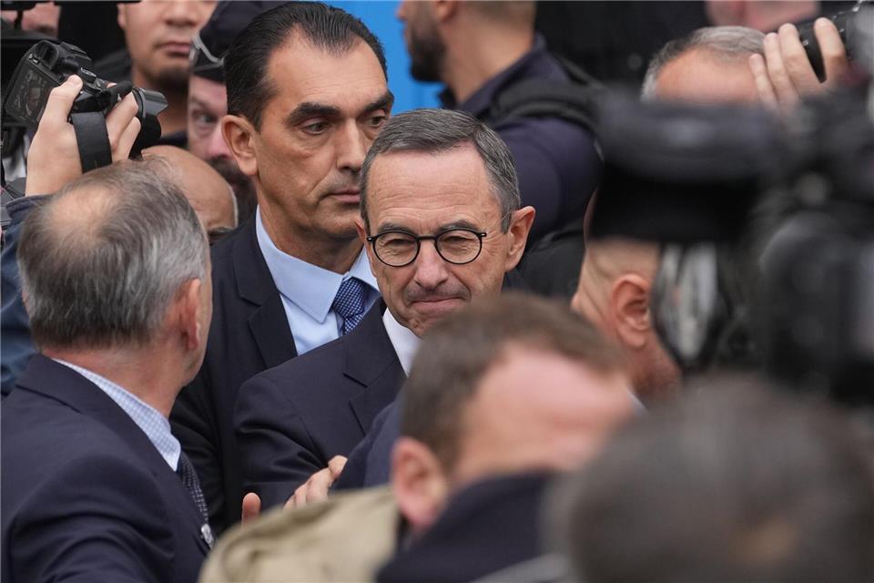 Präsident Macron in Regierungskrise immer mehr unter Druck Der mit der Zusammensetzung der neuen Regierung unzufriedene Chef der Konservativen, Bruno Retailleau, hatte den Rücktritt von Frankreichs Premier provoziert (Archivbild).Thibault Camus/AP/dpa