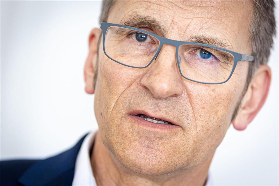 LKA: Geldautomatensprenger weichen auf Österreich aus Die Zahl der gesprengten Geldautomaten sinkt, aber Niedersachsens LKA-Chef Friedo de Vries warnt: Die Täter weichen auf andere Länder aus, außerdem gingen sie zu Juwelieren, Kunsthandlungen und Museen über. (Archivbild)Moritz Frankenberg/dpa