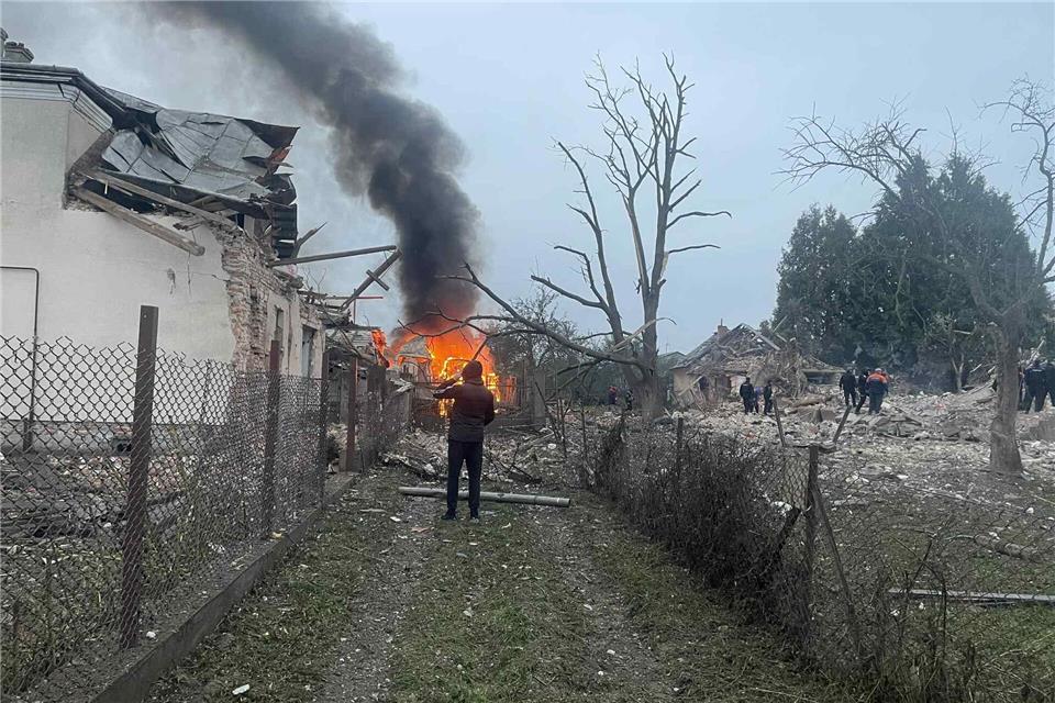 Borkener sammeln Spenden nach Raketenangriff auf Ukraine Dieses Bild hat ein Feuerwehrmann aus Zymna Voda nach dem Luftangriff gemacht.