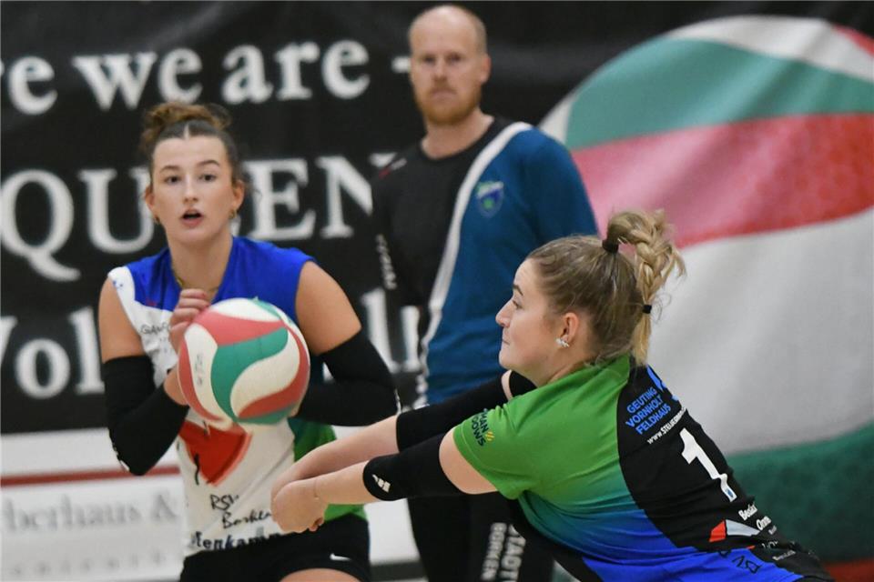 Aufatmen beim Regionalligisten Erneut „wertvollste Borkener Spielerin“: Theresa Naßmacher (rechts Marie Lintfert). Im Hintergrund beobachtet Borkens Trainer Niels Ringenaldus die Szene.