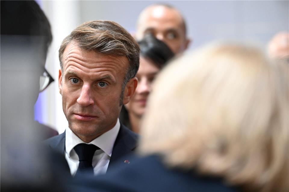 Präsident Macron in Regierungskrise immer mehr unter Druck Frankreichs Präsident Macron sieht sich Rücktrittsforderungen ausgesetzt (Archivbild).Jean-Christophe Verhaegen/POOL AFP/dpa