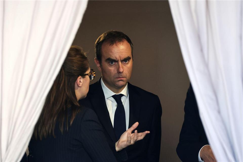 Präsident Macron in Regierungskrise immer mehr unter Druck Frankreichs zurückgetretener Premier hat eine schwierige Mission.Ludovic Marin/Pool AFP/AP/dpa