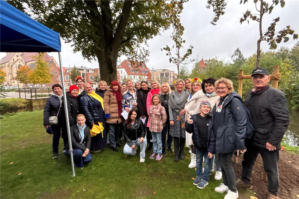 „Allee des Friedens und der Hoffnung“ im Stadtpark Im Stadtpark symbolisieren drei Linden die Hoffnung auf Frieden. Dazu gab es am Montagnachmittag eine kleine Feierstunde.