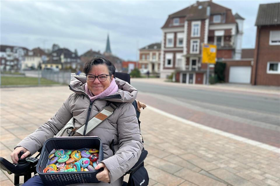 Künstlerin Susanne Witzig verteilt Schutzengel für guten Zweck Mit ihren selbst bemalten Stein-Kunstwerken will Susanne Witzig Geld für den guten Zweck sammeln.